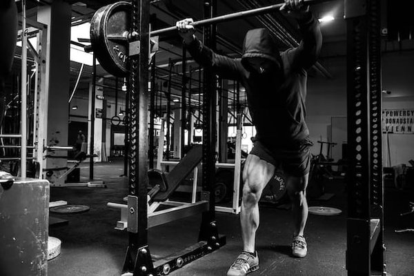Guide complet sur les barres de traction : développez votre force et votre musculature