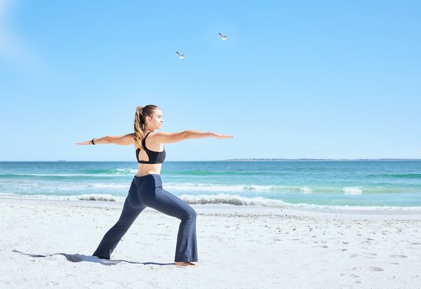 En quoi consiste l'approche de la flexibilité dynamique dans le Vovinam pour améliorer les techniques de coup de pied?