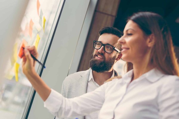 Quelles stratégies de gestion de l'espace et du timing sont cruciales en Savate pour maximiser l'efficacité en combat?
